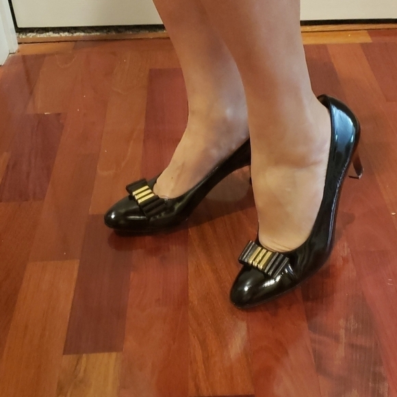 FERRAGAMO Black Patent Leather Pumps EUC in Box - Picture 3 of 13